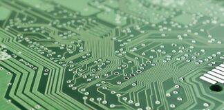 Jakie jest wzajemne powiązanie informatyki i telekomunikacji?